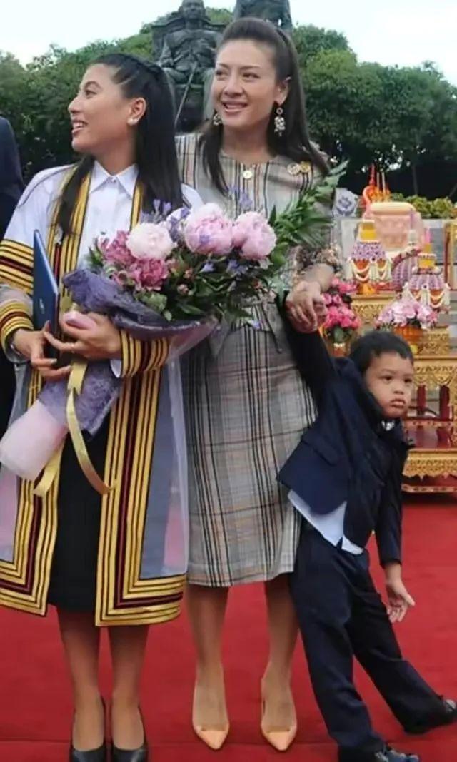 4位公认的丑公主,有的龅牙,有的小眼睛大脸盘,还有的留胡子