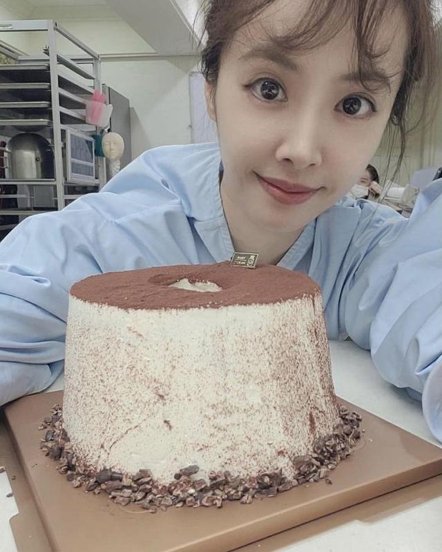 40岁蔡依林晒近照,穿深V秀裙秀火辣事业线,身材颜值还似少女