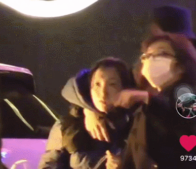 雷佳音罕秀恩爱,外出逛街帮老婆背包,8岁女儿身高优越有气质