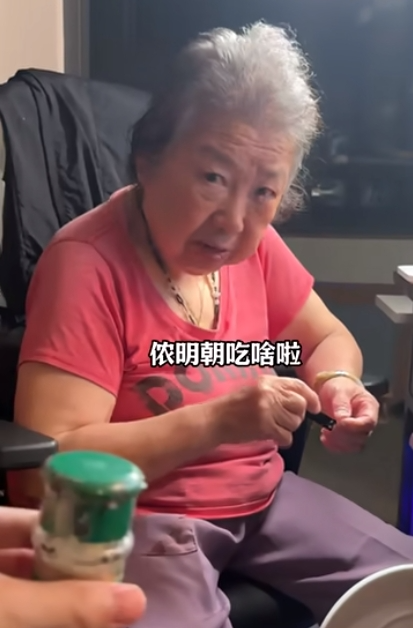 笑痛肚皮！80岁上海外婆走红！和外孙录视频，三分嘲讽七分不屑…网友：太可爱了！