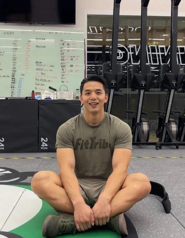 住院的肌肉男火了!这胸肌太好看了!