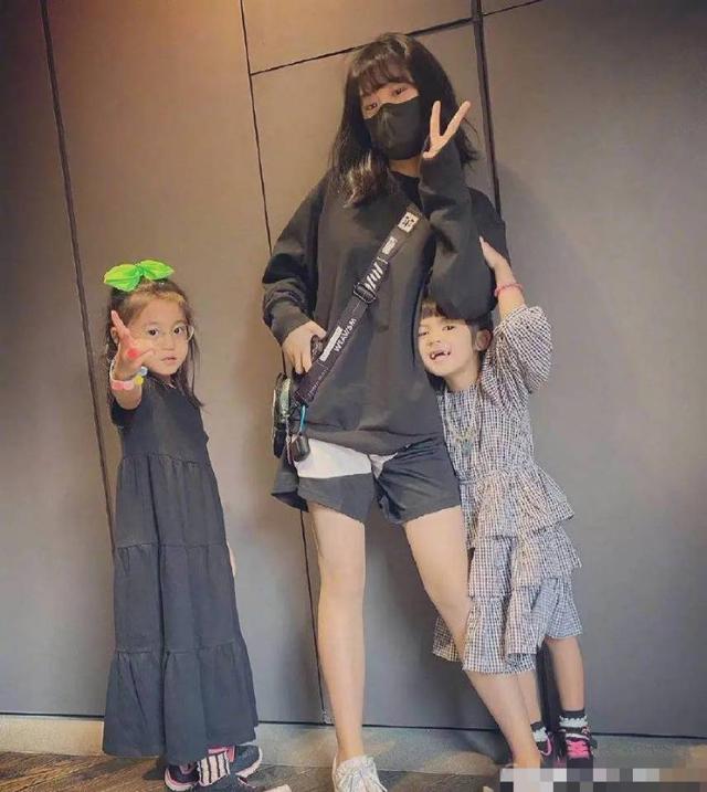 贾静雯为小女儿庆生,4岁波妞戴皇冠似公主,3个女儿一个比一个美
