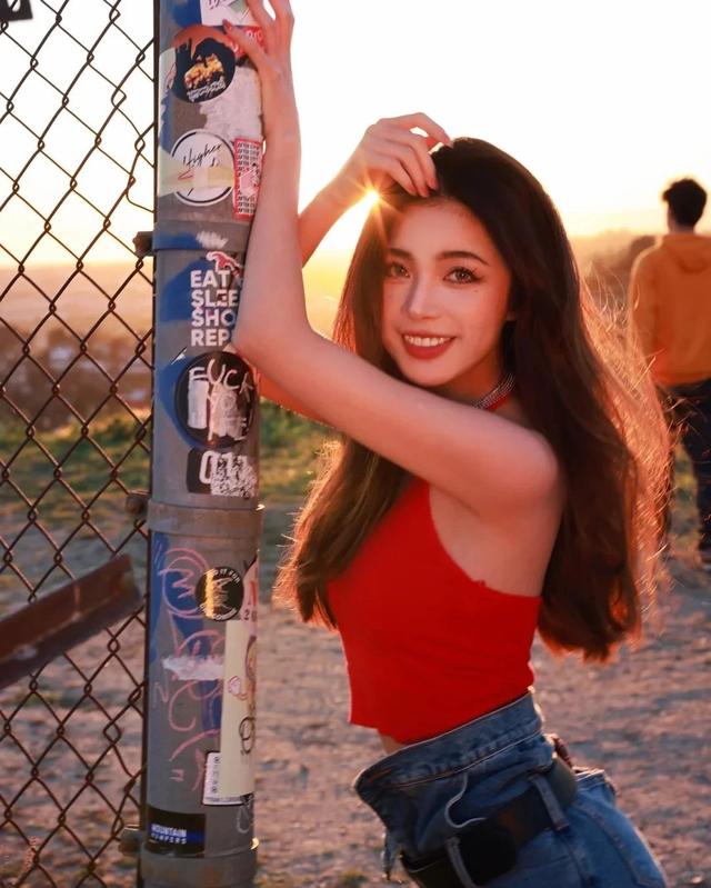 外网热赞的氛围感美少女,原来是位国产网红!