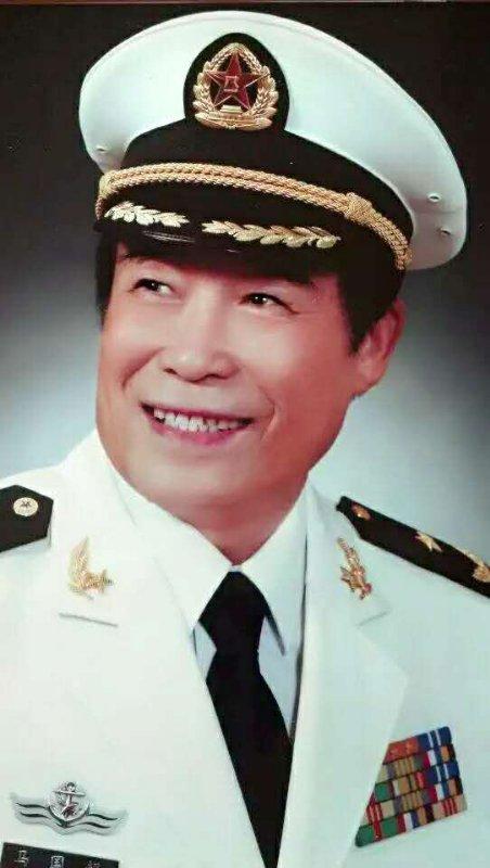 父亲是司令员,他是少将,祖母是女英雄,母亲会双枪