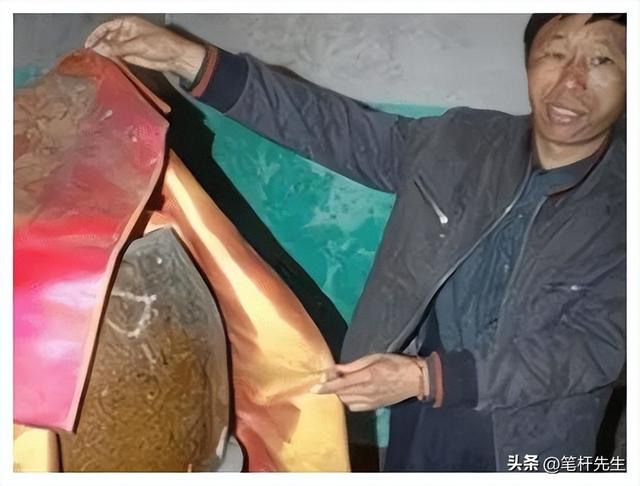 2000年,江西孝子亲手将父亲制成“木乃伊”,供奉家中无人敢拜访