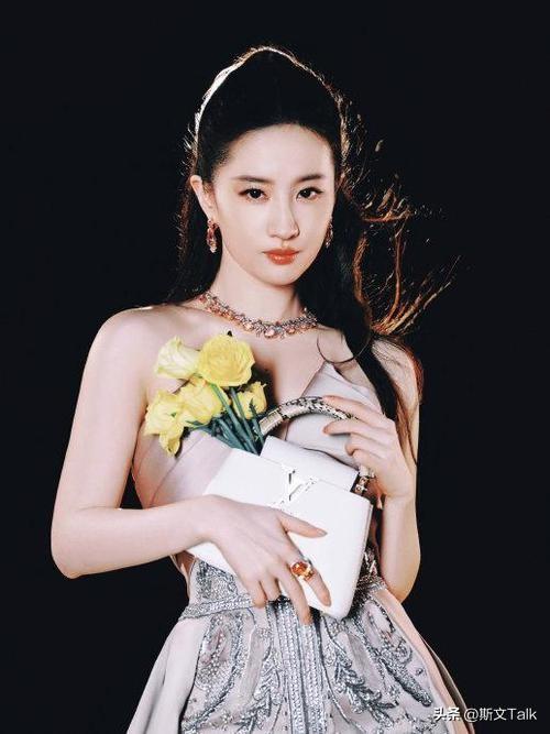 深圳这一夜,赵露思、林允的胸,虞书欣的臀,都败给了朱珠的深V