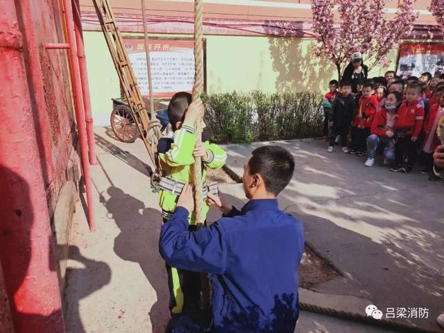 “零距离”体验消防—春天花花幼儿园参观孝义消防中队