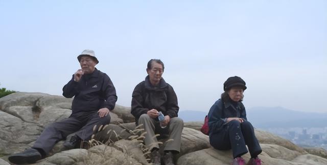 韩国《酒神小姐》:65岁老妇做站街女,撕开老年人的情欲与痛苦