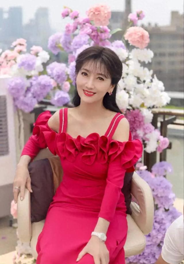 从白素贞到时尚女王,赵雅芝70岁冻龄真相