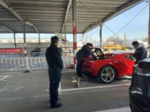 法拉利创始人(理想汽车创始人李想给法拉利新车上牌被偶遇，网友集体调侃)