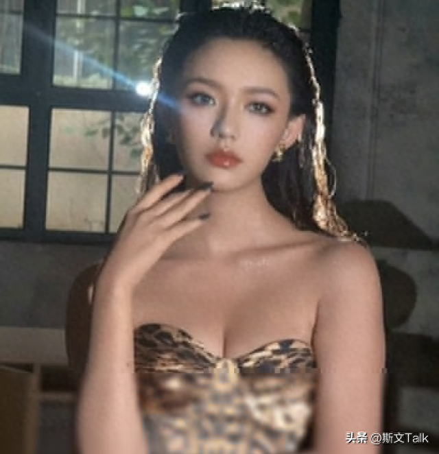 深圳这一夜,赵露思、林允的胸,虞书欣的臀,都败给了朱珠的深V