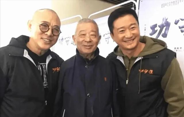 吴京春节拜访朋友,与李连杰等武术界大咖重逢,师父吴斌坐C位