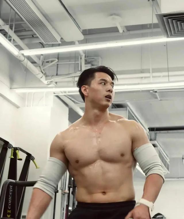 住院的肌肉男火了!这胸肌太好看了!