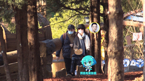 章子怡带儿子去游乐园 抽到奖品兴奋庆祝画面温馨