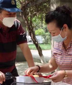 老毕近期情况(毕福剑近况曝光，身体发福无往日风采，戴帽子口罩难掩沧桑)