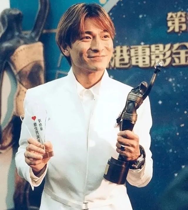 2000年,刘德华凭借《暗战》,成为21世纪第一个金像奖影帝