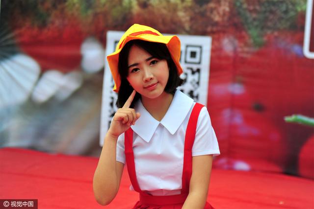真人版樱桃小丸子太萌了，果园里边摘边吃完全停不下来！
