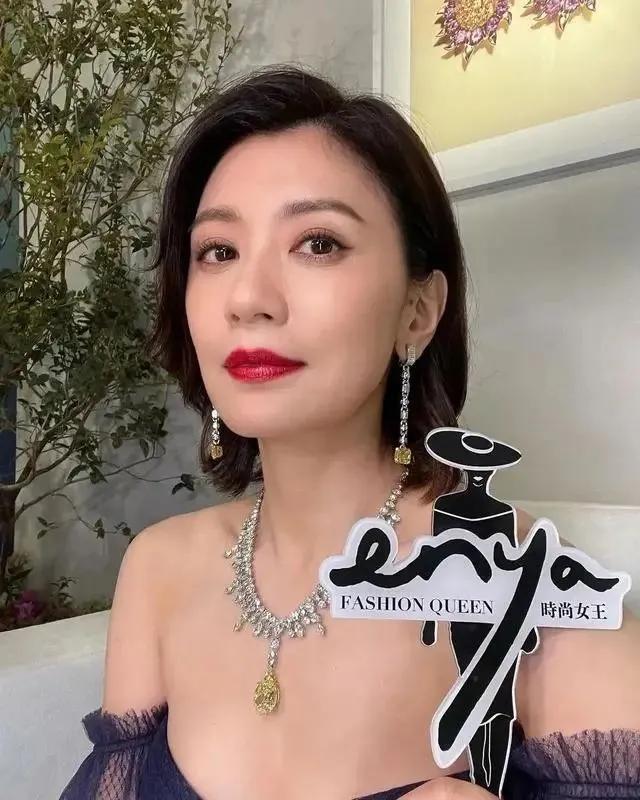 贾静雯靓丽美图大秀事业线!肤白貌美大长腿性感撩人