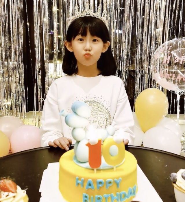 陆毅14岁大女儿获赞最美星二代,才艺令人惊艳,四口人共用一张脸