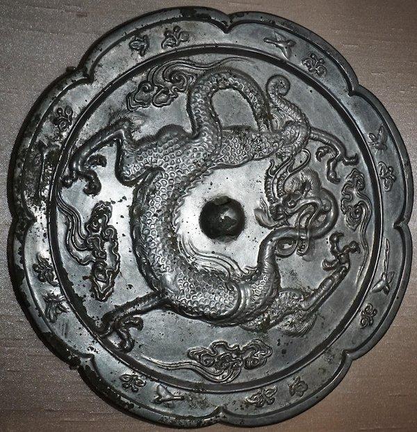 跃龙在渊:中国国家博物馆藏铜镜上的龙纹解读
