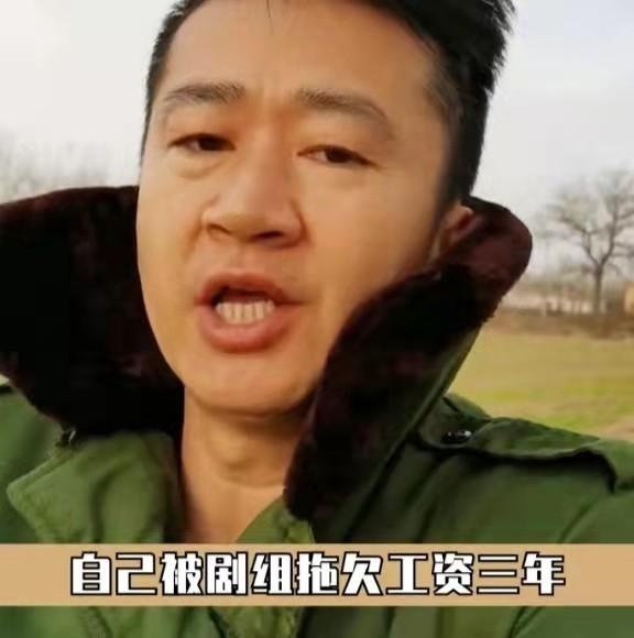 娱圈底层演员现状,陪母街头卖菜,结不起婚,租不起房,治不起病