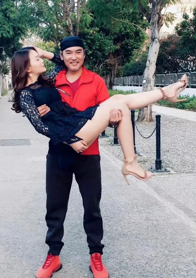 2005年,焦恩俊得知老婆黄宛林出了轨,顿时如遭雷击