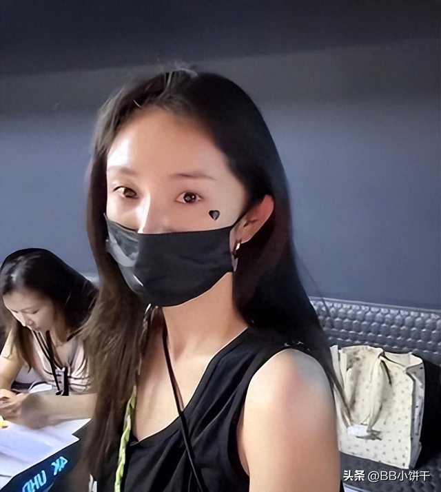 杨幂和父母现身深圳,罕见谈闺女,一个礼物暴露和女儿的真实关系
