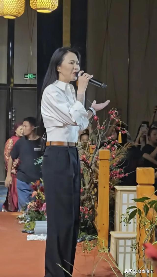 谭维维在外婆90岁生日宴上献唱，穿长袖却露出部分花臂，有点吓人