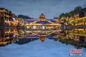 如梦境(倒影中的凤凰古城 流光溢彩美如梦境)