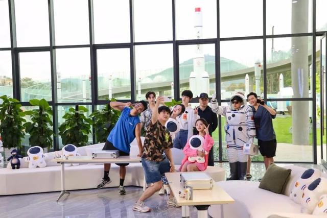 浪漫歌声带你感受宇宙星辰,《追星星的人》致敬航天情怀、致敬心中热爱 蓝天下