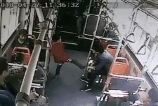 小男孩在公交上公开挑衅男子,结局令人感叹:父母的宠爱终酿恶果