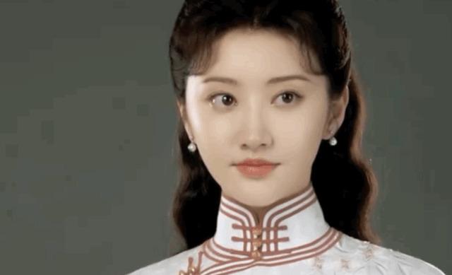 景甜与小6岁男星拍吻戏!躺床上拥吻好娇羞,导演指导脱衣太激动