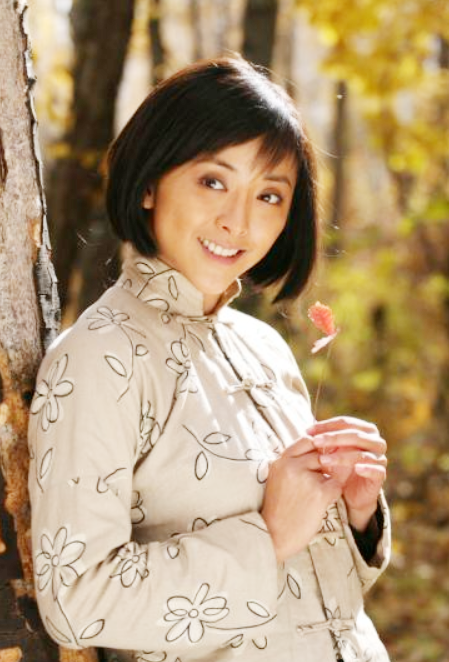 女星黄小蕾:单亲妈妈“闪婚”,她也“闪婚”,而今状况怎样?