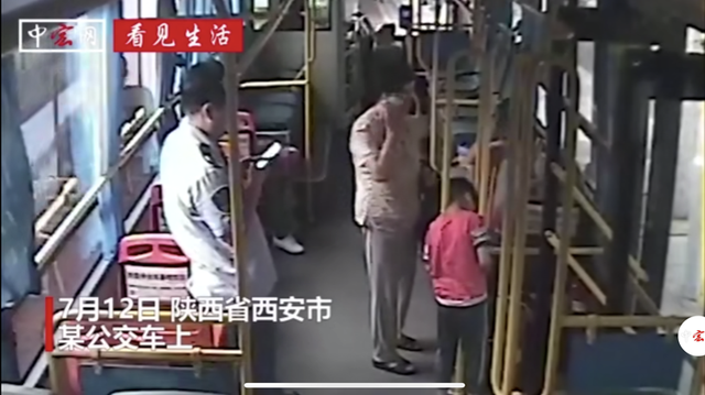 34楼“趴墙走”众人捏把汗 网友：欢迎收看“倒霉熊”暑假系列