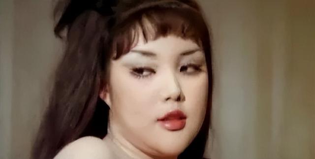 邵氏艳星余莎莉,两婚两离,晚年摆摊为生,父亲是抗日名将余程万