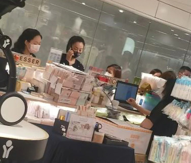 霍汶希11岁女儿罕见曝光,看到镜头即刻躲助手身后,生父至今是谜