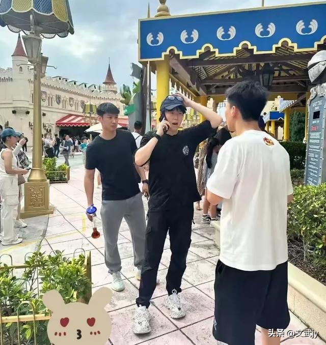 国乒凯旋回京:王楚钦大包小包,莎莎佳佳被围拍,曼昱陈幸同聊天