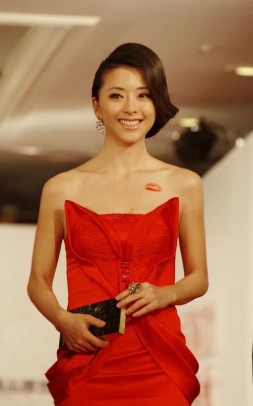 女星黄小蕾:单亲妈妈“闪婚”,她也“闪婚”,而今状况怎样?
