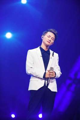 周深大鱼(《声入人心》周深首唱《大鱼》多次哽咽引人落泪)