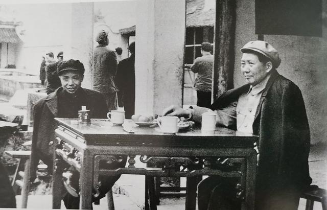 毛主席要给小谭安排工作,周总理提供4个职务,韩先楚抢到人
