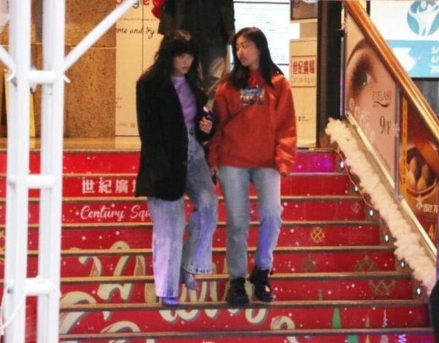 陈奕迅妻女近照,45岁徐濠萦比女儿还潮,鼓励女儿约会十足辣妈