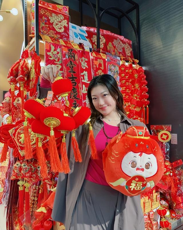 李梦过年太接地气了,手提一袋米回老家过年,低调的不像明星