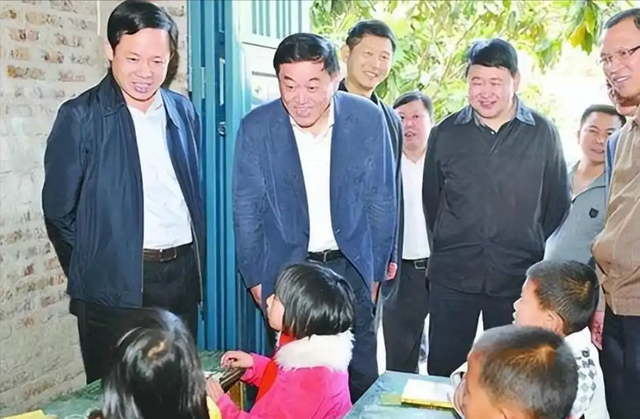 00年,岳阳书记离任时,却猛然发现自己连市委大门都走不出,为何