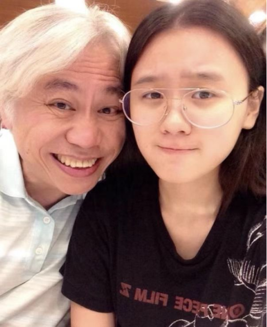 9年过去,因“爷孙恋”走红的林靖恩,已失去纯真笑容,一脸疲惫