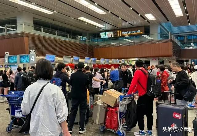 国乒凯旋回京:王楚钦大包小包,莎莎佳佳被围拍,曼昱陈幸同聊天
