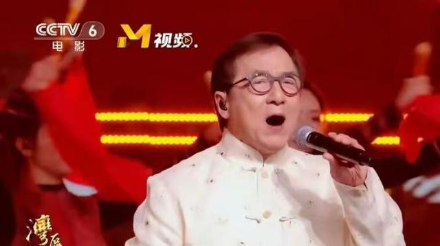 大湾区这夜,70岁成龙唱歌抢拍真尴尬,樊振东忘关麦乱说话丢大人