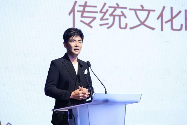 50岁张晓龙恋情曝光,已结婚多年,生下两个孩子,妻子至今是个谜