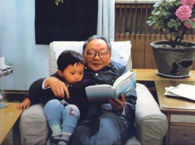 97年邓小平病逝,临终前和孩子们开玩笑:把我骨灰埋咱家苹果树下