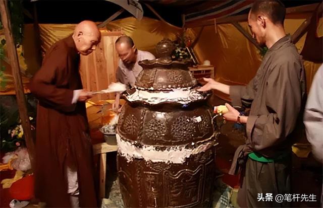 2000年,江西孝子亲手将父亲制成“木乃伊”,供奉家中无人敢拜访