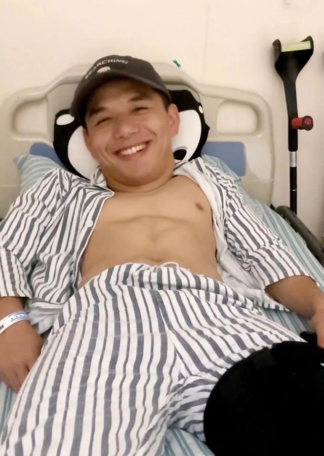 住院的肌肉男火了!这胸肌太好看了!